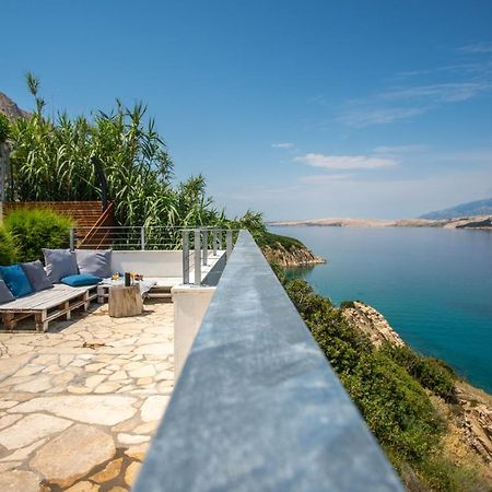 A White Cliffside Studio Pag Town Exterior photo