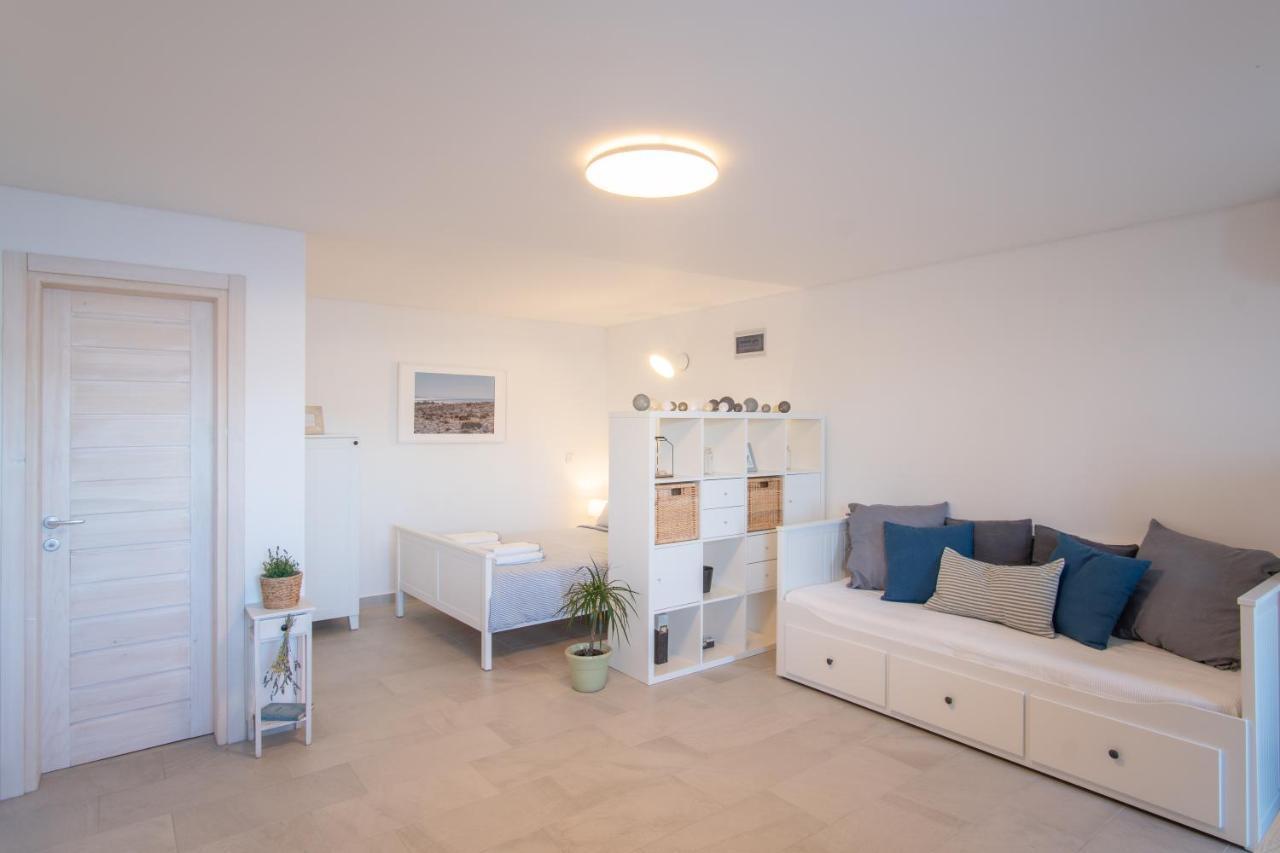 A White Cliffside Studio Pag Town Exterior photo